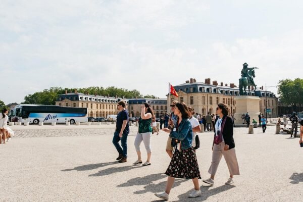 From Paris: Versailles Palace Live Tour with Gardens Access