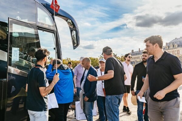From Paris: Versailles Palace Live Tour with Gardens Access