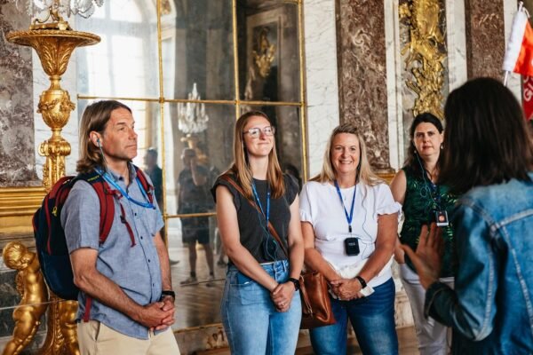 From Paris: Versailles Palace Live Tour with Gardens Access