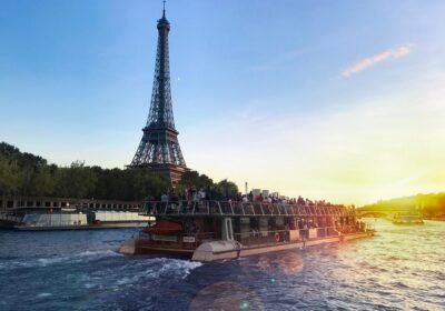 Paris Seine River Sightseeing Cruise with Commentary by Bateaux Parisiens