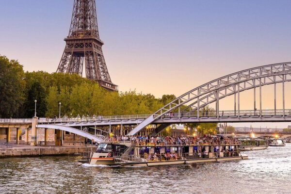 Paris Seine River Sightseeing Cruise with Commentary by Bateaux Parisiens