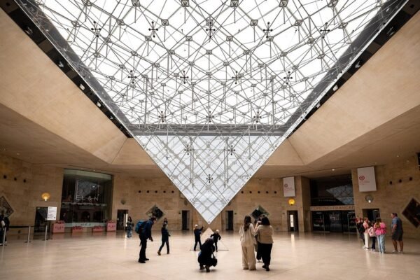 Louvre Museum Masterpieces Guided Tour with Access