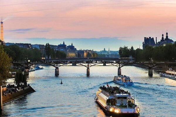Paris: Seine River Sightseeing Sunset Cruise with Champagne