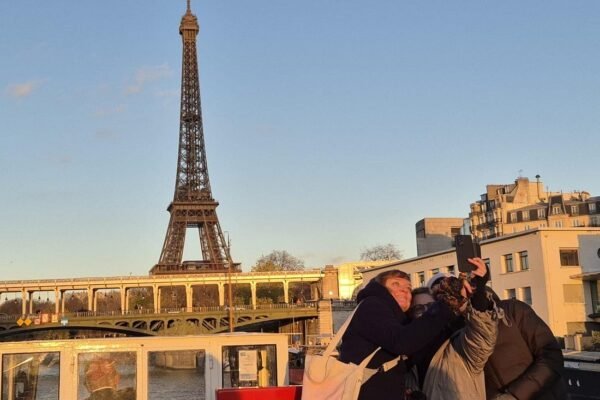 Paris: Seine River Sightseeing Sunset Cruise with Champagne