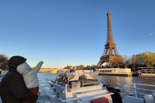 Paris: Seine River Sightseeing Sunset Cruise with Champagne